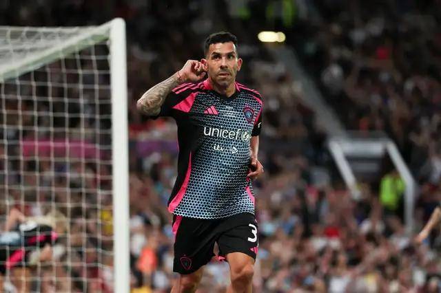 曼联双冠阵容大聚会！特维斯重返梦剧场被狂嘘，0-3落后顶嘘声独中四元逆转